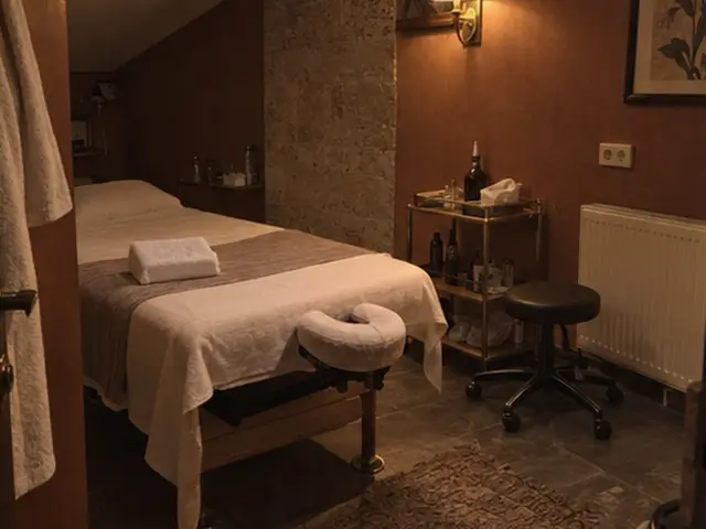 Bornozu asılı, sıcak ışıklı masaj odası — Şişli, Masaj Salonun