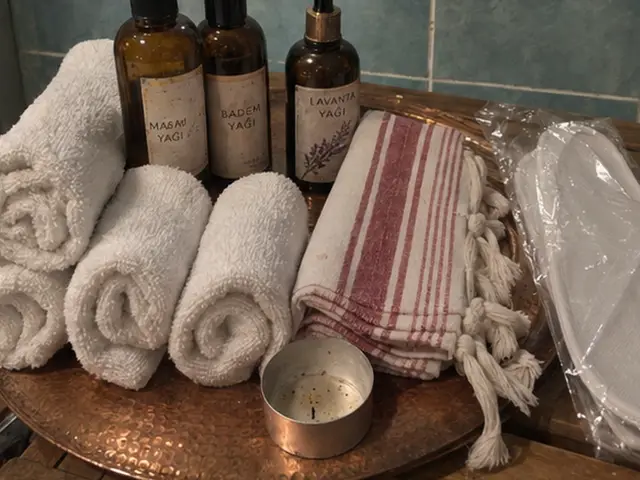 Bakır tepside rulo havlular, peştemal ve masaj yağları — Şişli, Masaj Salonun