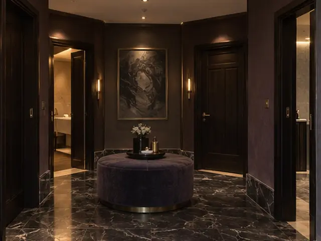 Yuvarlak puflu, mermer zeminli bekleme alanı — Şişli, Masaj Salonun